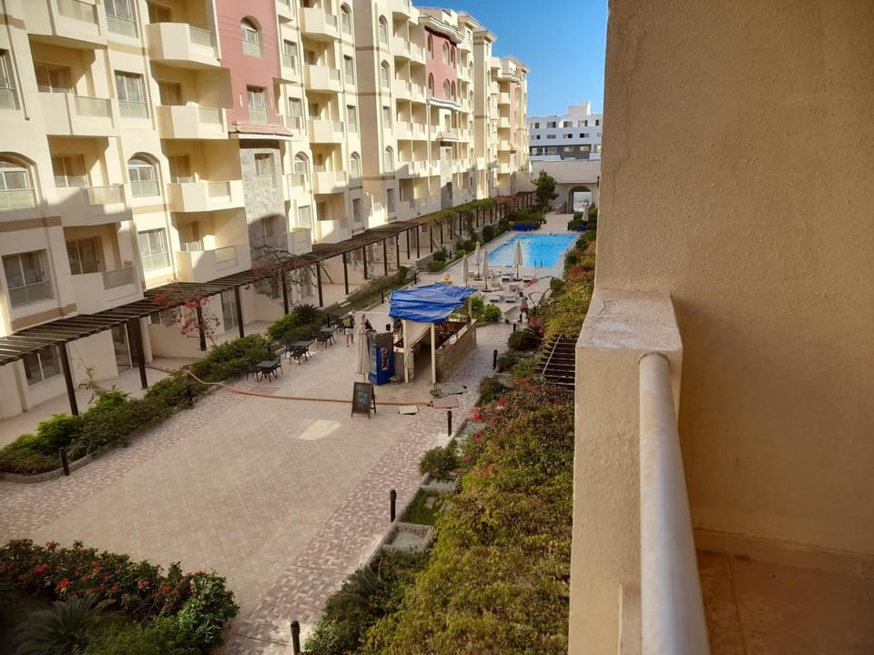 Property building, Day, Neighbourhood, Pool view, Swimming pool
