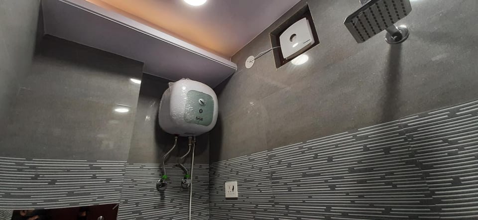 Aggarwal home stay in independent flat with private kitchen washroom fridge Android TV wi fi and all cooking utensils for self cooking Apartment in New Delhi