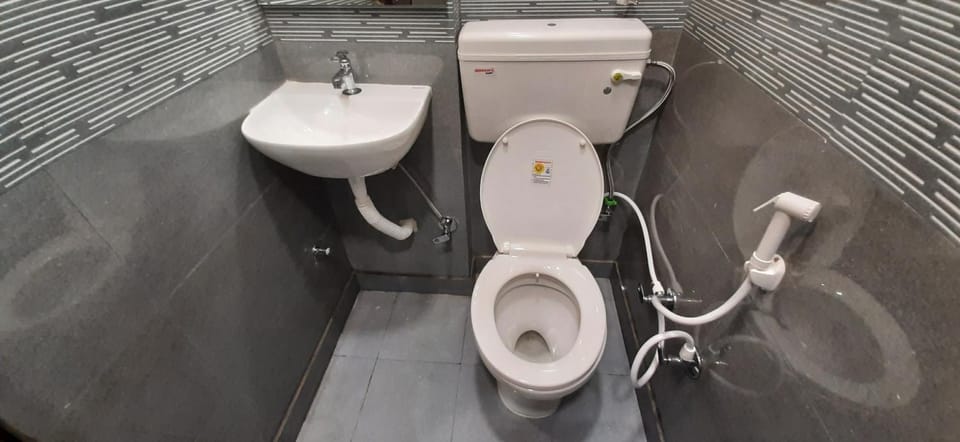Aggarwal home stay in independent flat with private kitchen washroom fridge Android TV wi fi and all cooking utensils for self cooking Apartment in New Delhi