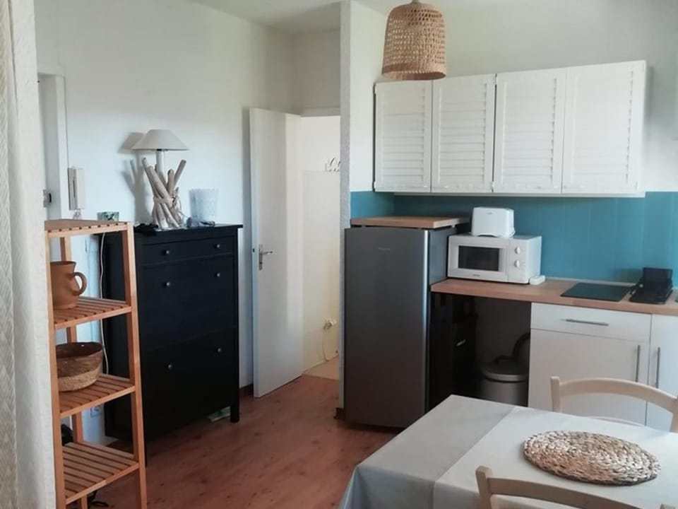 Charmant Studio à Hyères, Proche Plage et Port, Parking et WIFI Inclus - FR-1-335-200 Apartment in Hyères