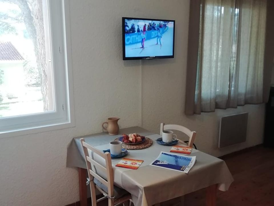 Charmant Studio à Hyères, Proche Plage et Port, Parking et WIFI Inclus - FR-1-335-200 Apartment in Hyères