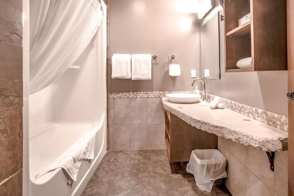 Luxury Resort 2Bedroom 2Bath Sleeps 6 945 square feet Apartment hotel in Canmore