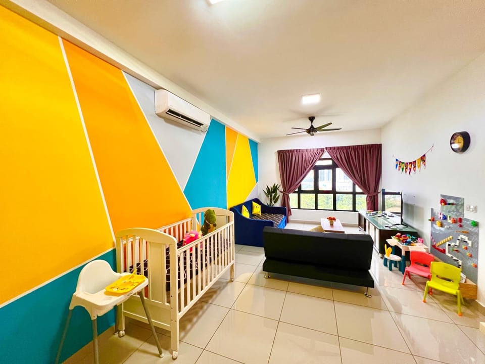Communal lounge/ TV room, Bed, TV and multimedia, Living room, Photo of the whole room, Decorative detail, Seating area, Evening entertainment, Bedroom, children, Family, fireplace, air conditioner