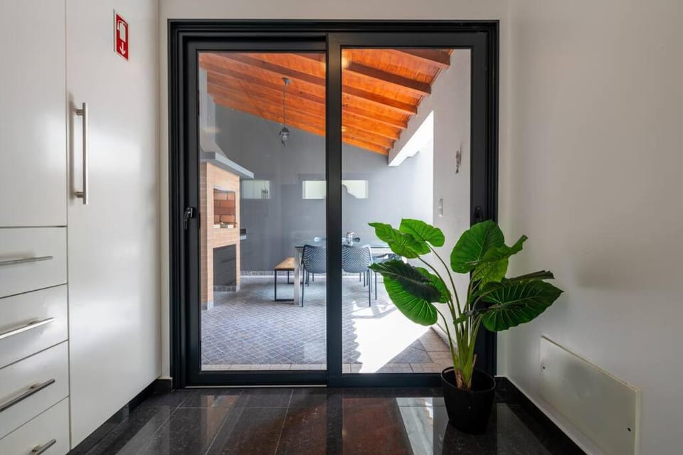 Luxury Haven: Heated Pool, AC & Sun Villa in Madeira District