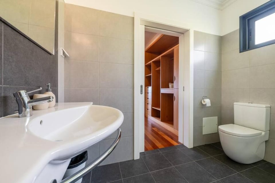 Luxury Haven: Heated Pool, AC & Sun Villa in Madeira District