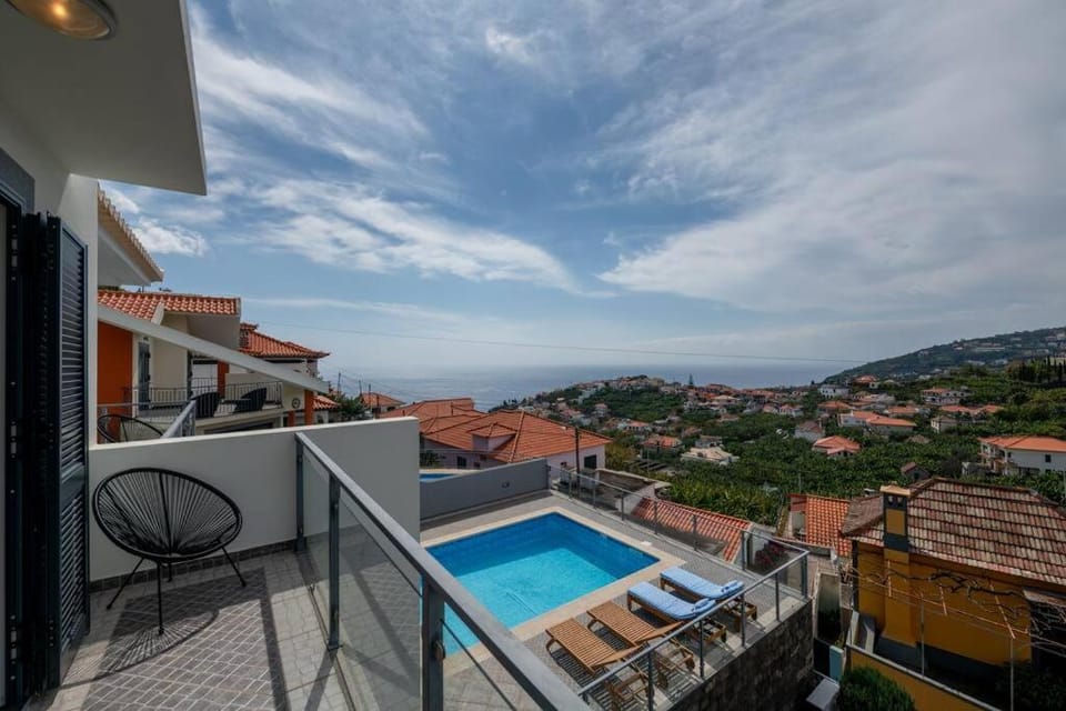 Luxury Haven: Heated Pool, AC & Sun Villa in Madeira District