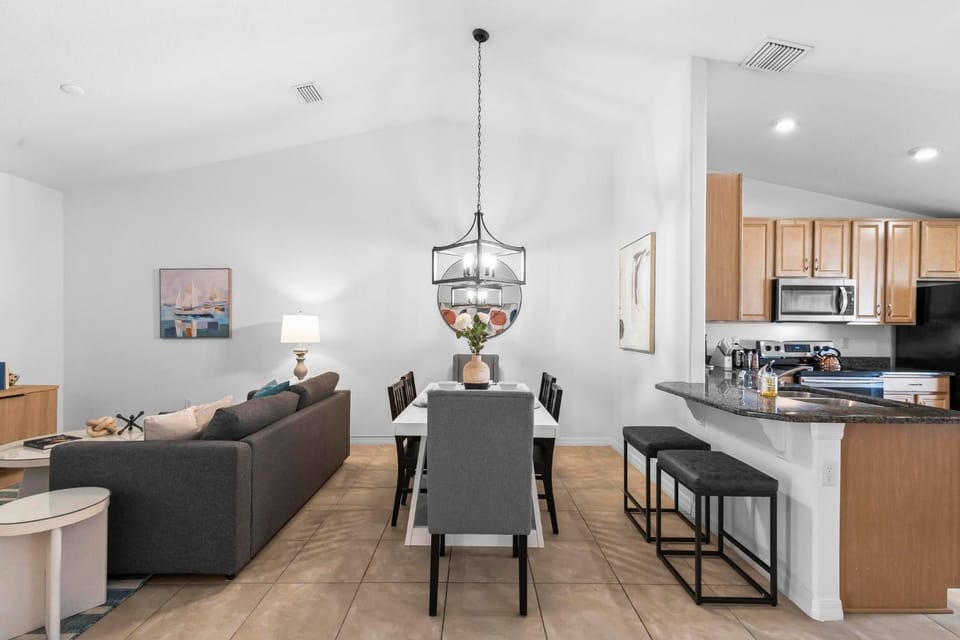 Beach House King Bed Pet Friendly! Fast Wi-Fi Netflix Garage House in Palm Coast