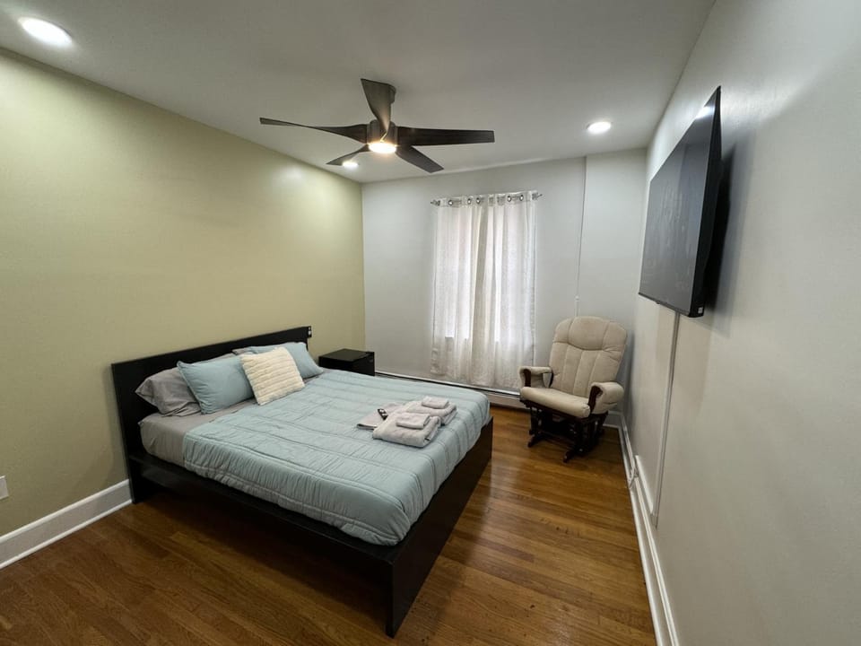 Modern Queen Room Near EWR Vacation rental in Hillside
