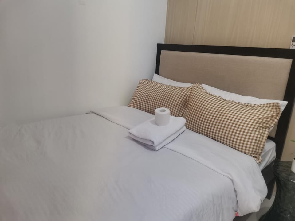 Condo UNIT-SM JAZZ RESIDENCES Apartment in Makati