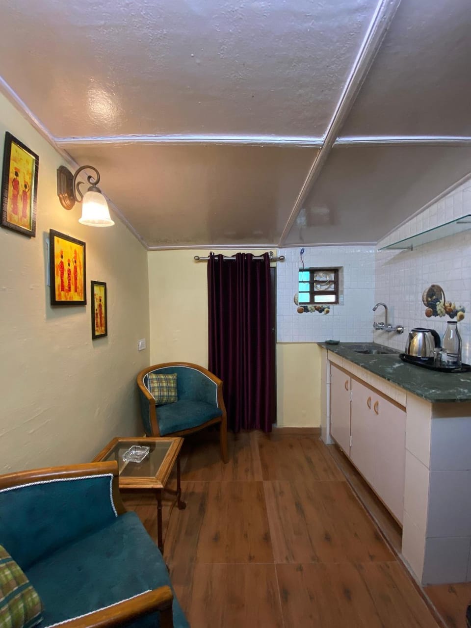 Kitchen or kitchenette, Seating area