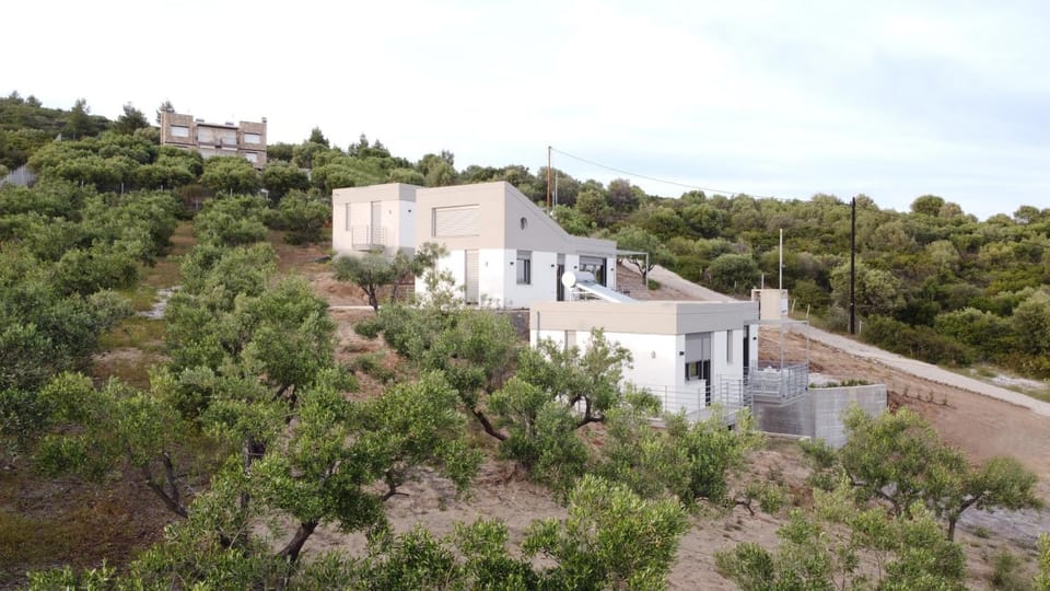 Property building, Day, Natural landscape, Landmark view
