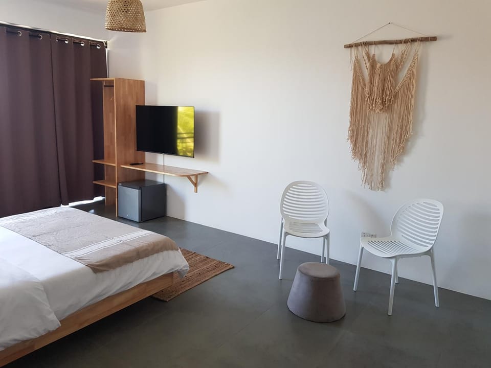 Seating area, Bedroom, oven