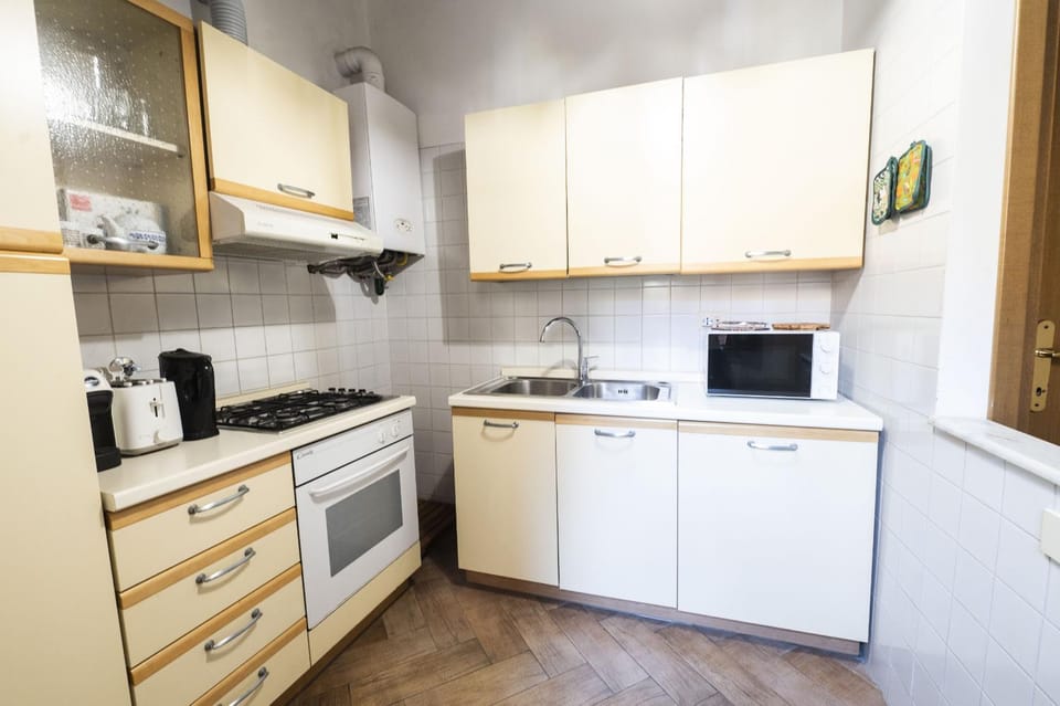 Coffee/tea facilities, Kitchen or kitchenette, oven, stove