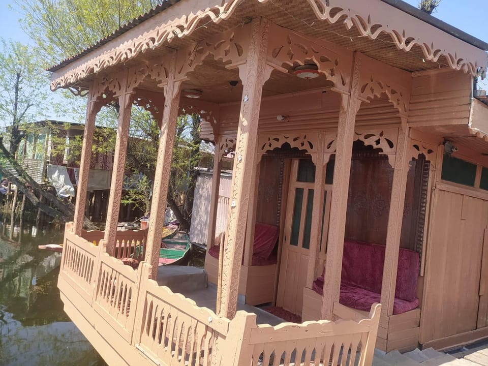Young Lake Palace Group Of Houseboats Bed and Breakfast in India