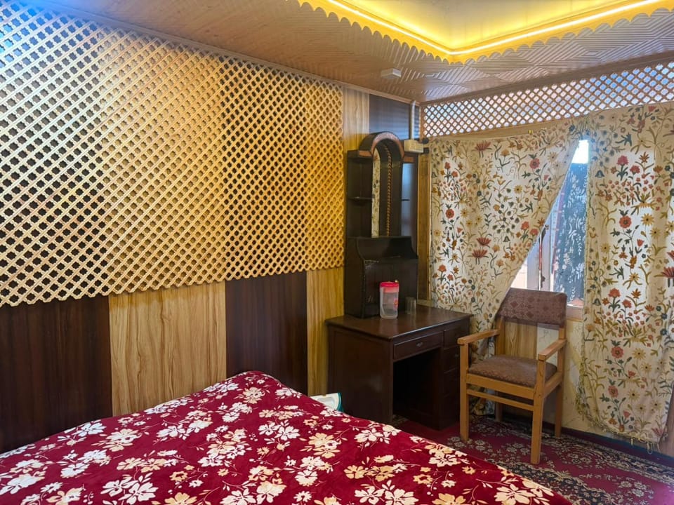 Young Lake Palace Group Of Houseboats Bed and Breakfast in India