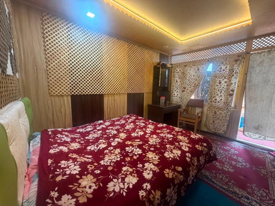 Young Lake Palace Group Of Houseboats Bed and Breakfast in India