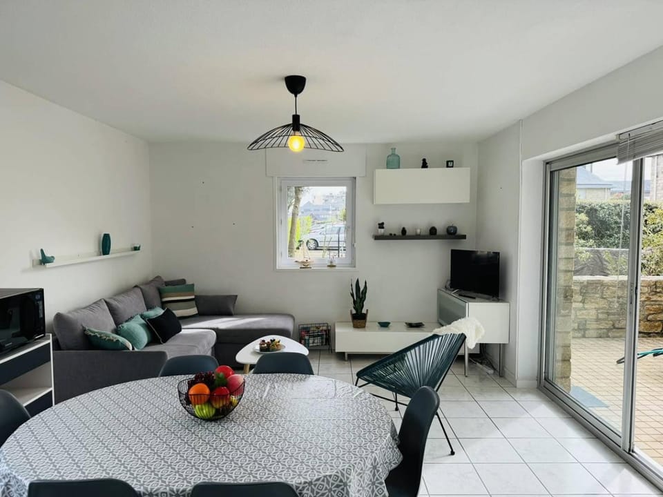 Communal lounge/ TV room, TV and multimedia, Living room, Seating area, Dining area