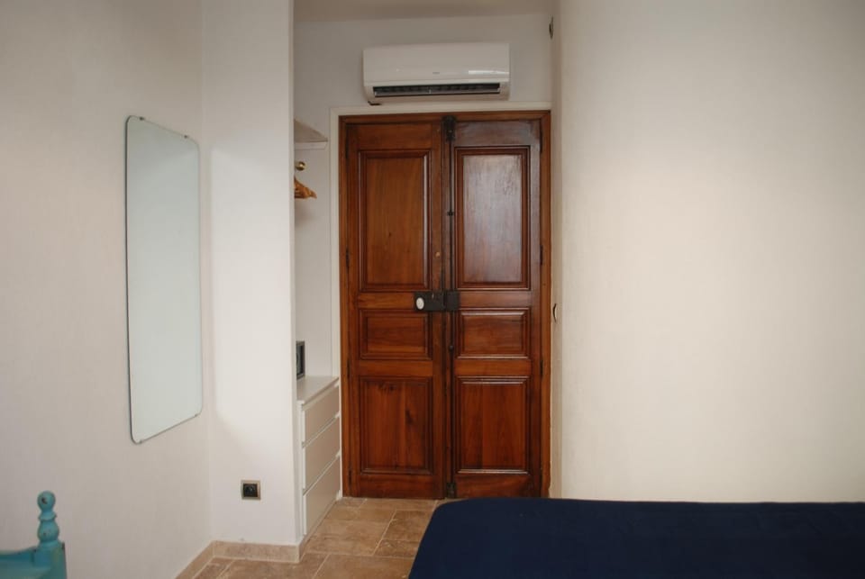 SORTIE 44 - NEWLY renovated 1 bedroom, center of old Antibes Apartment in Antibes