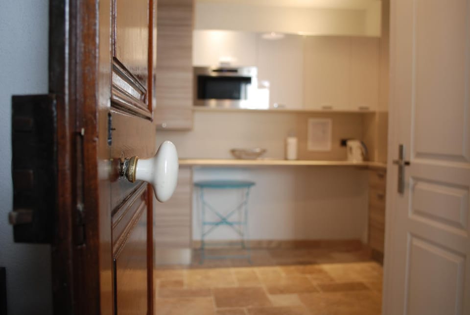 SORTIE 44 - NEWLY renovated 1 bedroom, center of old Antibes Apartment in Antibes