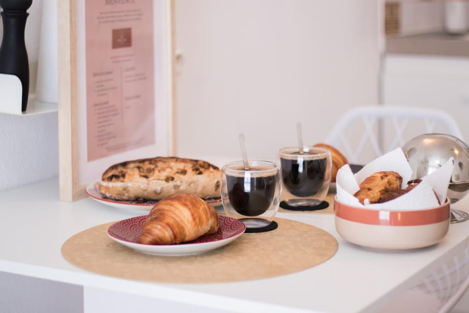 Food and drinks, Seating area, Dining area, Continental breakfast