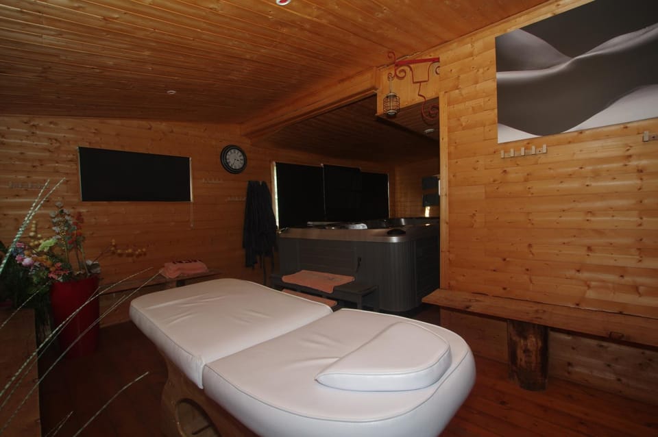 chambre plénitude piscine jacuzzi hammam billard Vacation rental in Normandy