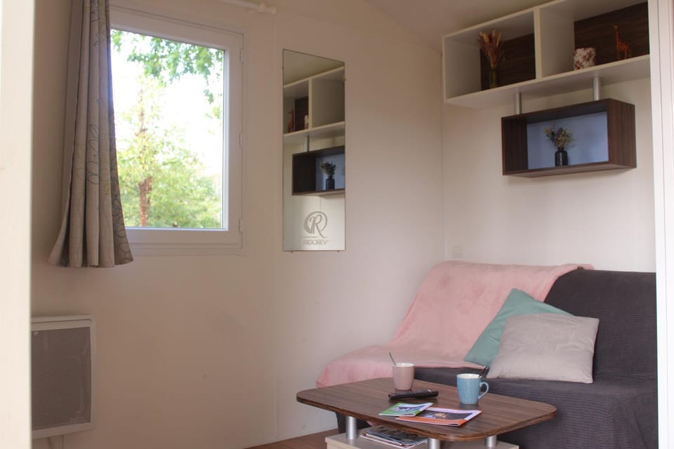 Camping La Venise de l'Ouest Campground/ 
RV Resort in Centre-Val de Loire