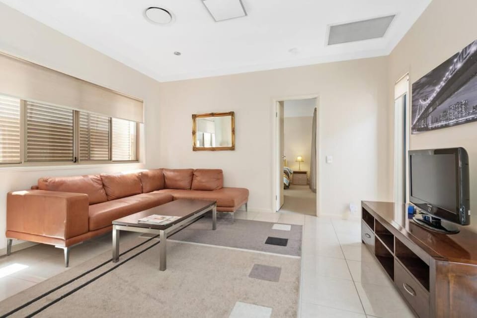 Impeccable Modern 1 Bedroom Apartment ~ Taringa Apartment in Indooroopilly
