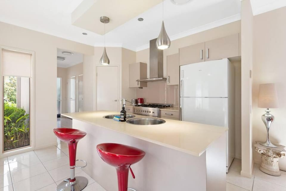 Impeccable Modern 1 Bedroom Apartment ~ Taringa Apartment in Indooroopilly