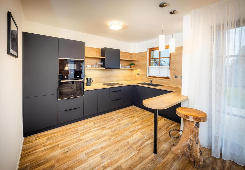 Kitchen or kitchenette, minibar