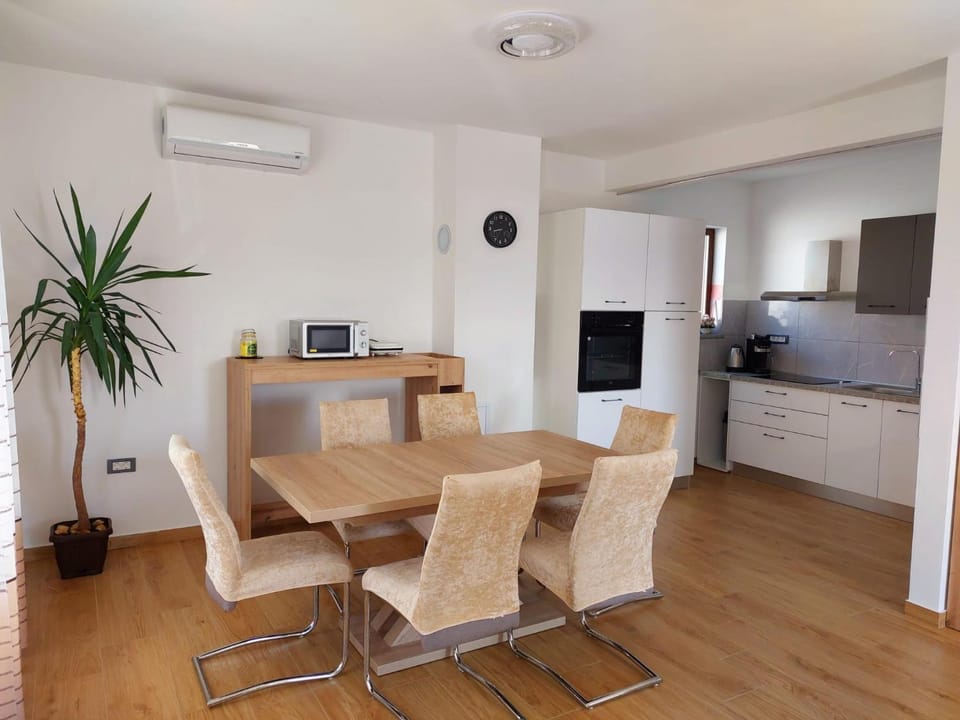 Kitchen or kitchenette, Dining area, oven, stove, air conditioner