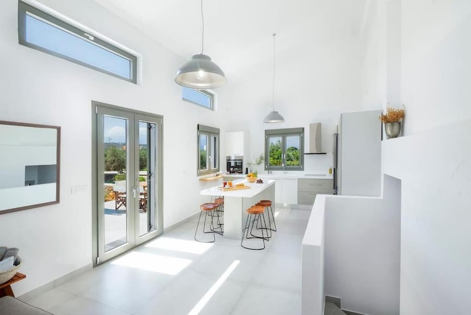 Kitchen or kitchenette, Seating area, Dining area