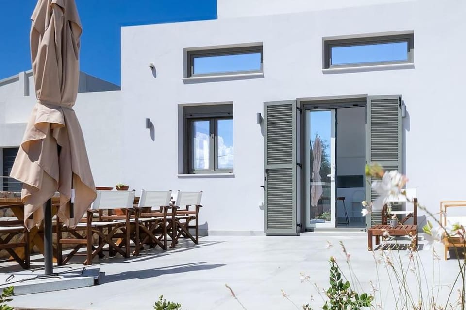 Property building, Patio, Day, Balcony/Terrace, Dining area