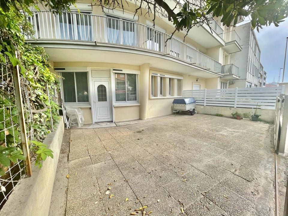 Property building, Balcony/Terrace, Parking