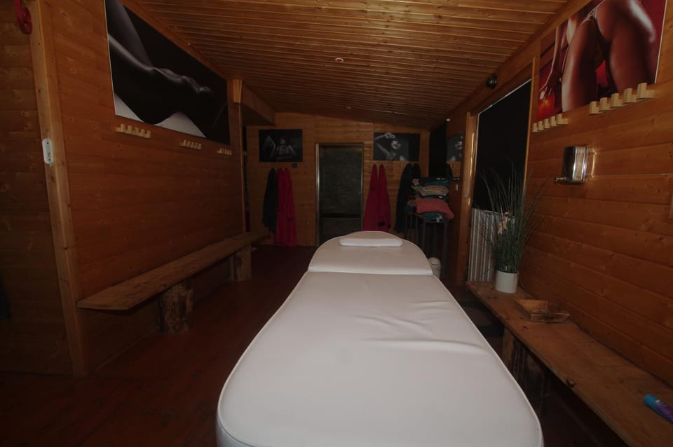 chambre zen piscine jacuzzi hammam billard Vacation rental in Normandy
