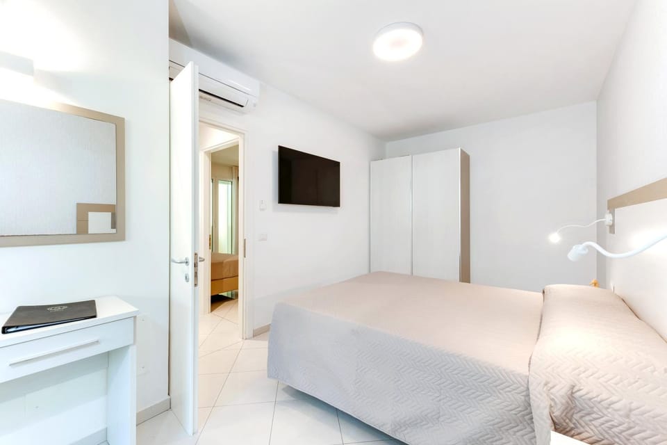 Bed, Photo of the whole room, Bedroom, wardrobe, air conditioner