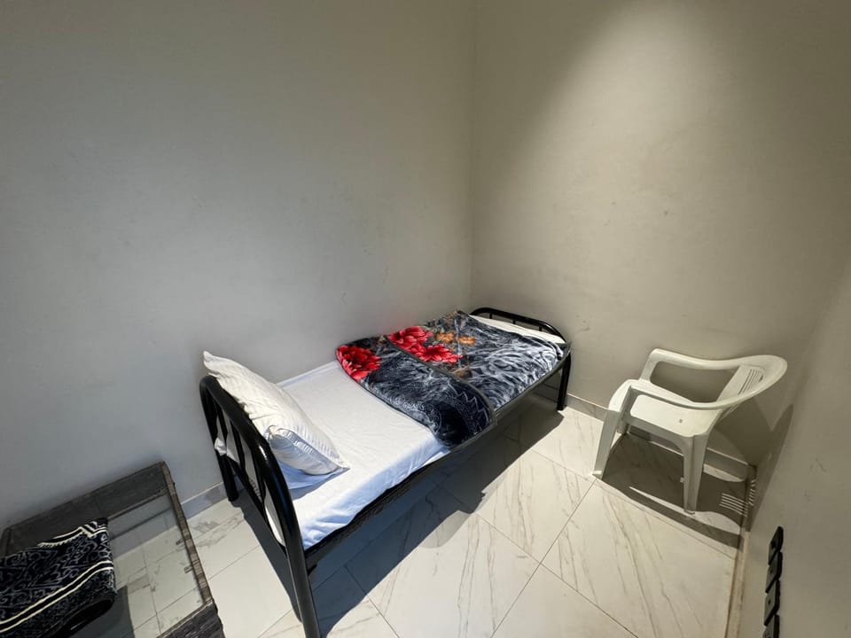 غرفة صغيرة بدورة مياه ( غرفة سائق) العارض ١٣ Apartment in Riyadh