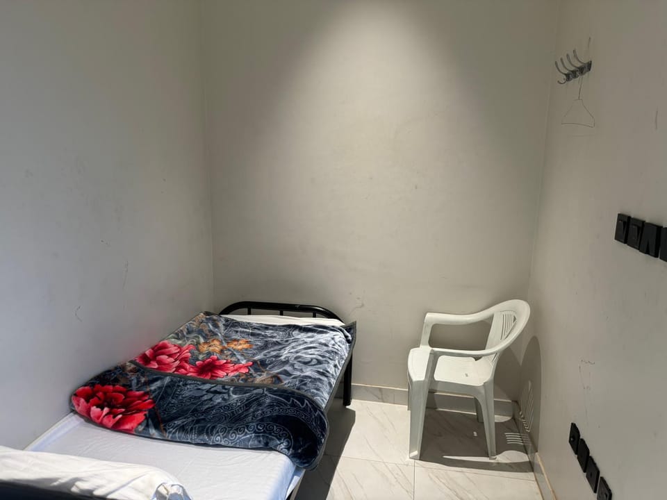 غرفة صغيرة بدورة مياه ( غرفة سائق) العارض ١٣ Apartment in Riyadh