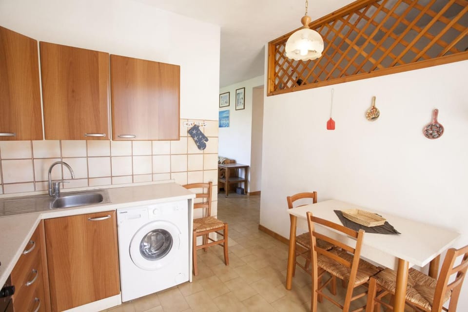 Kitchen or kitchenette, Dining area, oven, stove, washing machine