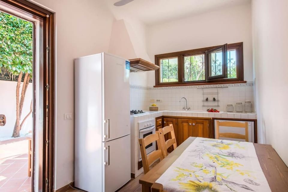 Kitchen or kitchenette, Dining area, minibar, pet friendly, stove