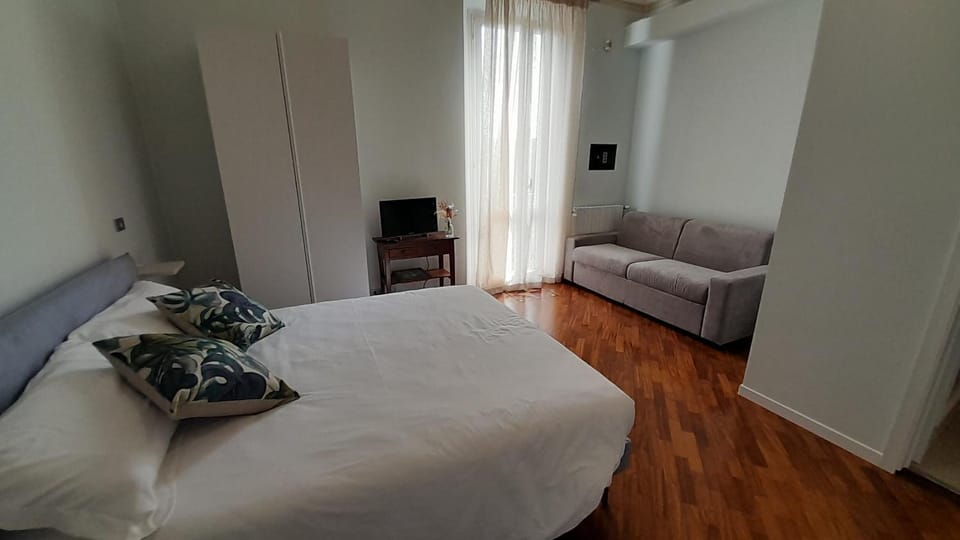 Bed, TV and multimedia, Bedroom