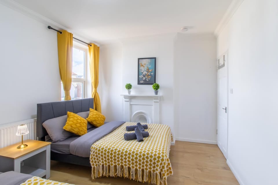 Open Mind Property - Luxury 5 Beds & Free Parking House in Portsmouth