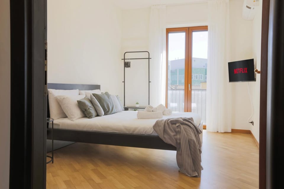 Bed, TV and multimedia, Photo of the whole room, towels
