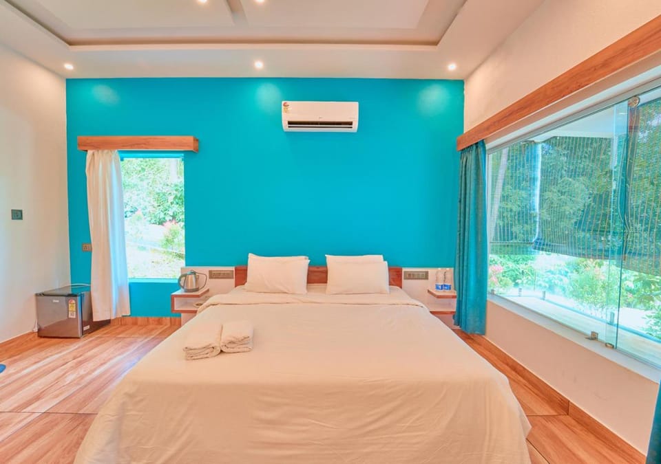 Bed, Photo of the whole room, Bedroom, towels, air conditioner