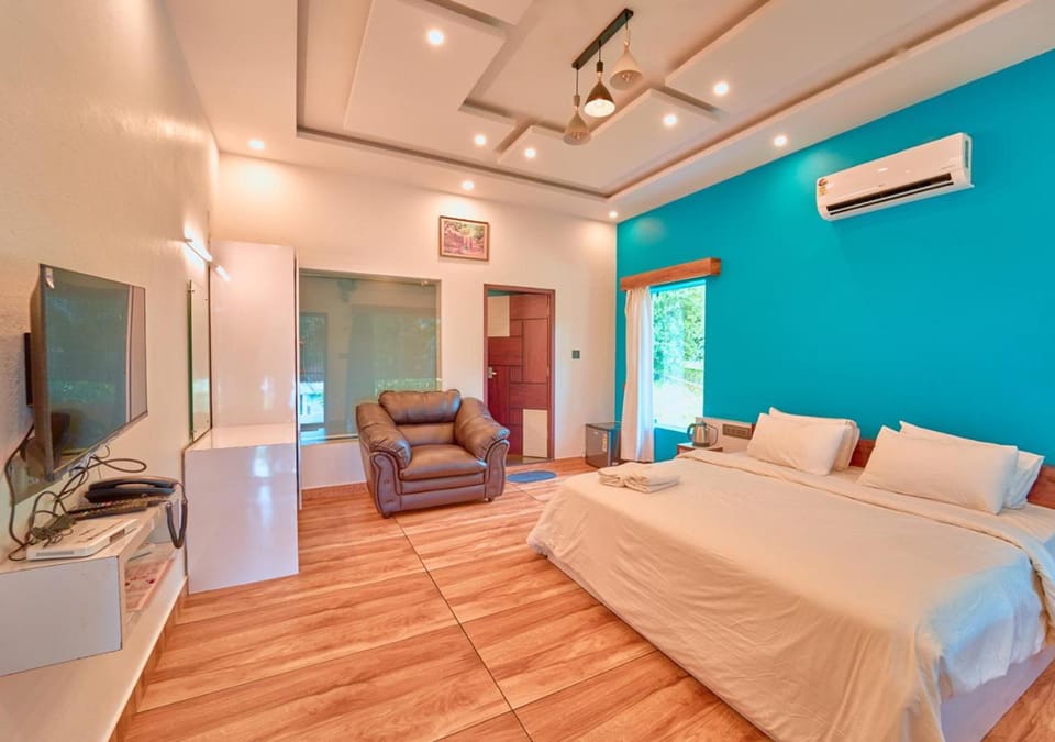 Communal lounge/ TV room, Bed, TV and multimedia, Living room, Photo of the whole room, Seating area, Evening entertainment, Bedroom, air conditioner