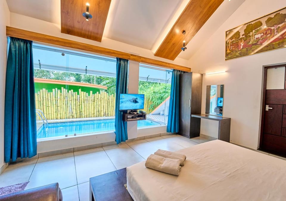 Bed, TV and multimedia, Photo of the whole room, Bedroom, Pool view, Swimming pool, towels