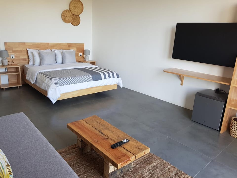 Bed, TV and multimedia, Bedroom
