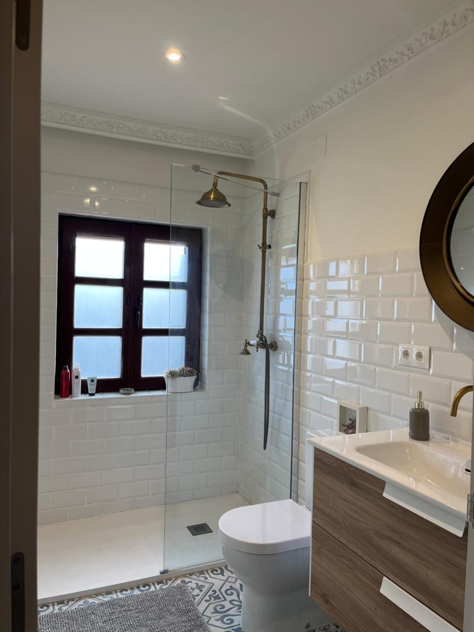 Gran casa restaurada con jardín encantador pueblo. House in Western coast of Cantabria