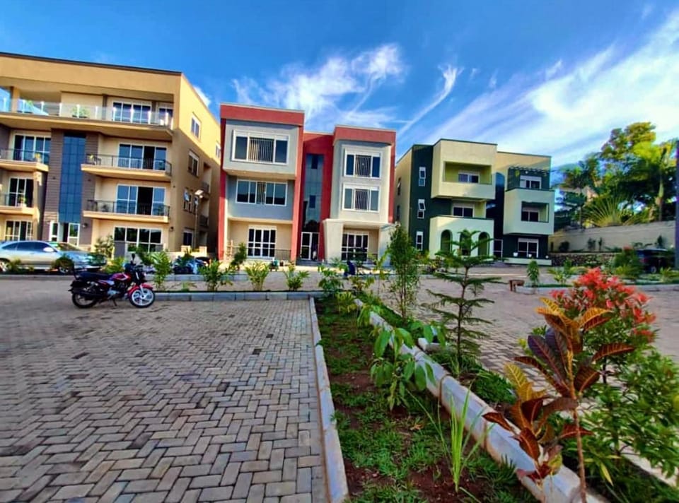 Property building, Day, Garden, Street view, Location, Parking