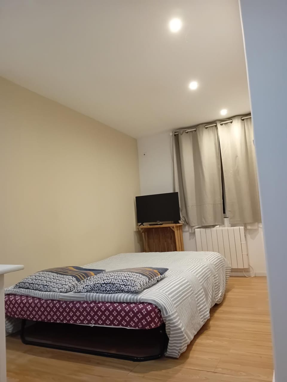 Bed, TV and multimedia, Bedroom