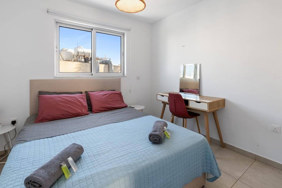 Bed, Living room, Photo of the whole room, Seating area, Dining area, Bedroom, hair dresser